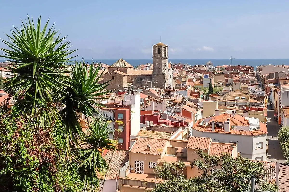 Летом в Испании жарко, дорого и очень много приезжих. Фото © Shutterstock / FOTODOM / Alexander Prokopenko