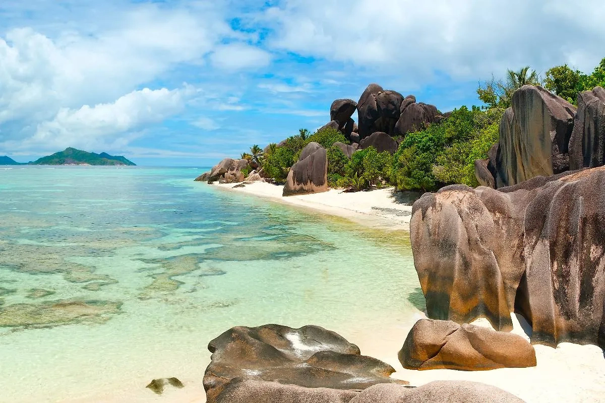 На Сейшелы лучше не ездить летом из-за больших волн. Фото © Shutterstock / FOTODOM / Matveev Aleksandr