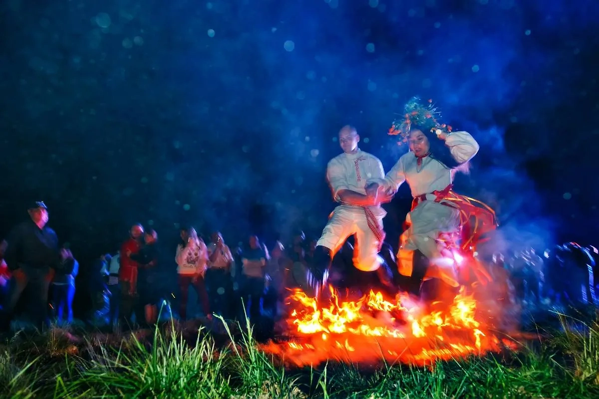 Главный обряд на Ивана Купалу, или Иванов день, — это прыжки через огонь. Фото © Shutterstock / FOTODOM / Evgeniya Stanevich