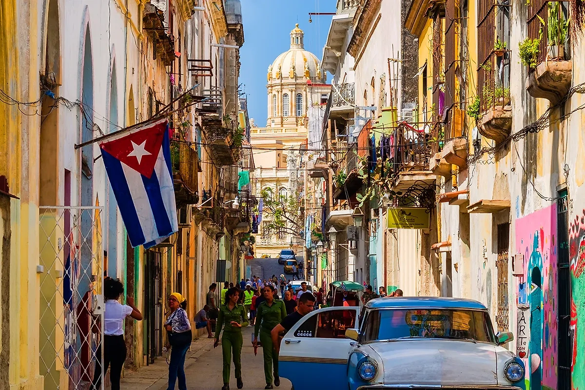 Колоритная Куба — одна из стран, где летом не сезон. Обложка © Shutterstock / FOTODOM / Kamira