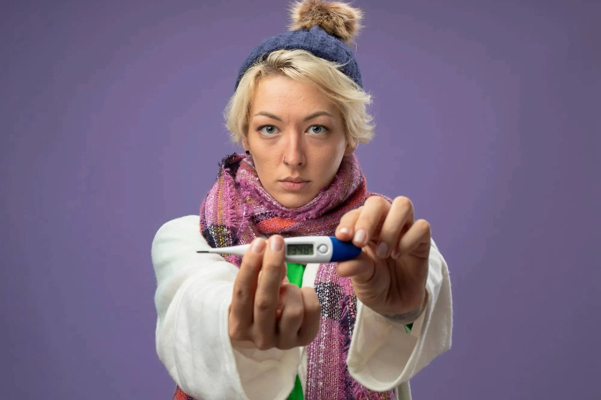 Небольшую температуру во время простуды сбивать не нужно. Обложка © Freepik / stockking