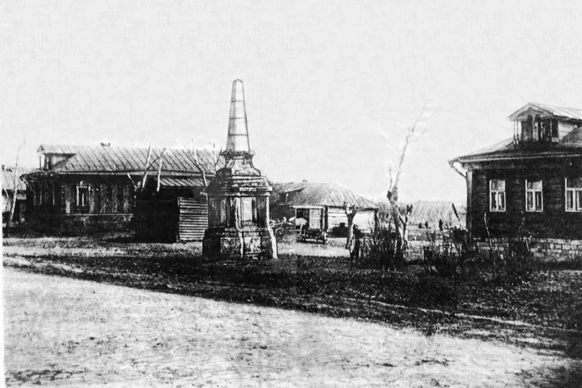 Белокаменный столб XVIII века на Старой Калужской дороге. Фото © Wikipedia / М.Ю. Коробко