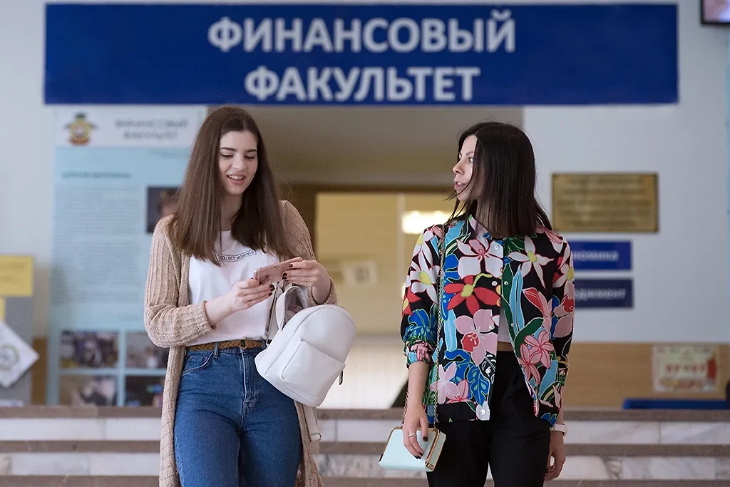 Низкие баллы на ЕГЭ — не повод бросать учиться дальше. Обложка © ТАСС / Сергей Бобылев