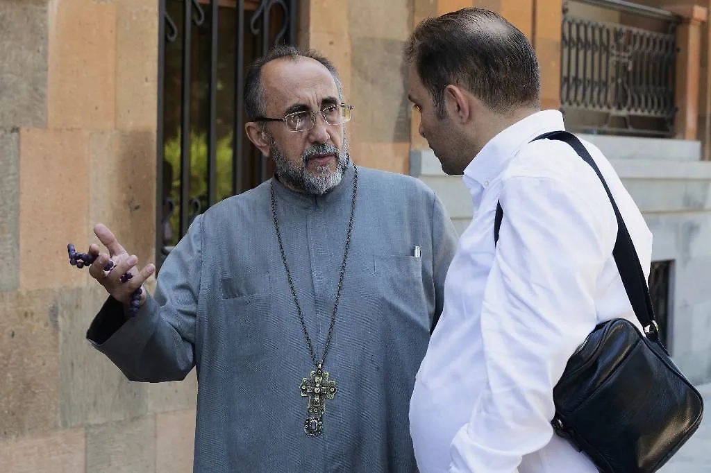 Глава Ширакской епархии Армянской апостольской церкви (ААЦ) архиепископ Микаель Аджапахян (слева). Обложка © AP/TASS