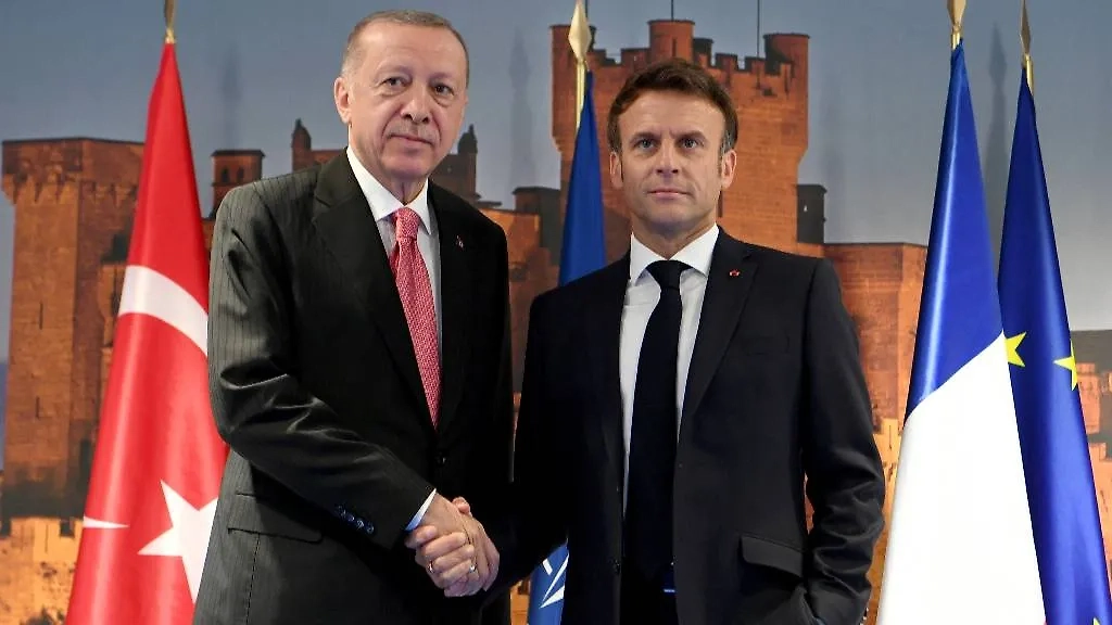 Реджеп Тайип Эрдоган и Эммануэль Макрон. Обложка © Shutterstock / FOTODOM / Bertrand Guay