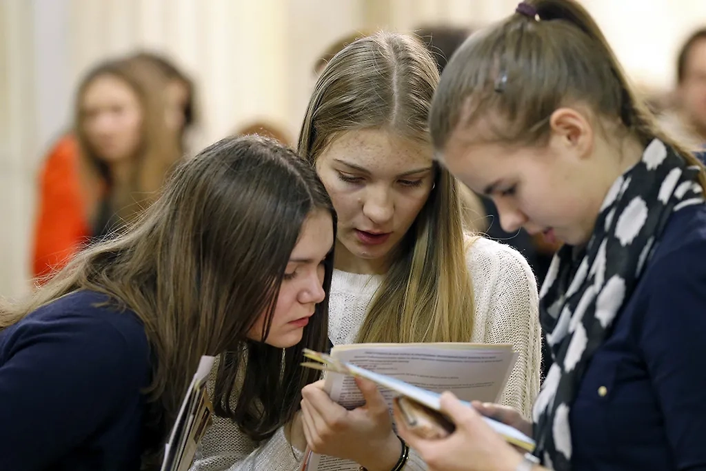 При поступлении в колледж ЕГЭ надо сдать хотя бы на минимальный пороговый балл. Фото © ТАСС / Михаил Джапаридзе