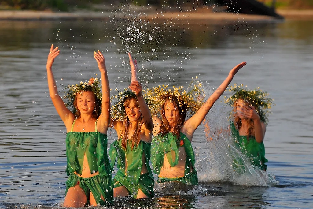 Иван Купала связан с купанием, но оно должно было подчиняться строгим правилам. Фото © ТАСС / Виктор Драчев