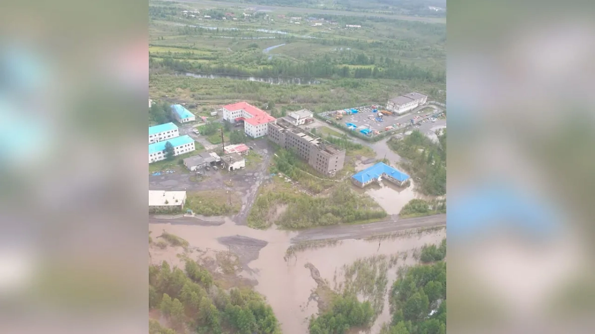 Река Берелех подтопила больницу в городе Сусуман Магаданской области. Обложка © Telegram / Александр Витько