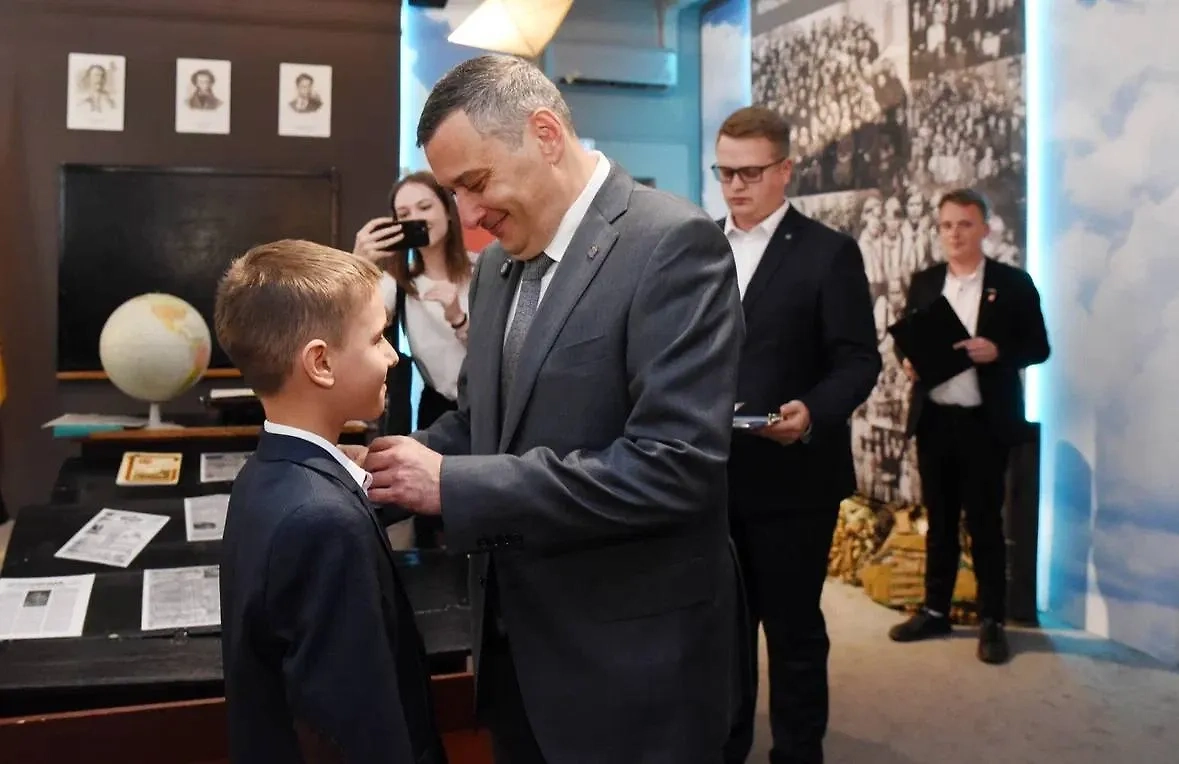 Награждение Сергея Щеглова из Курской области. Фото © Telegram/Александр Хинштейн