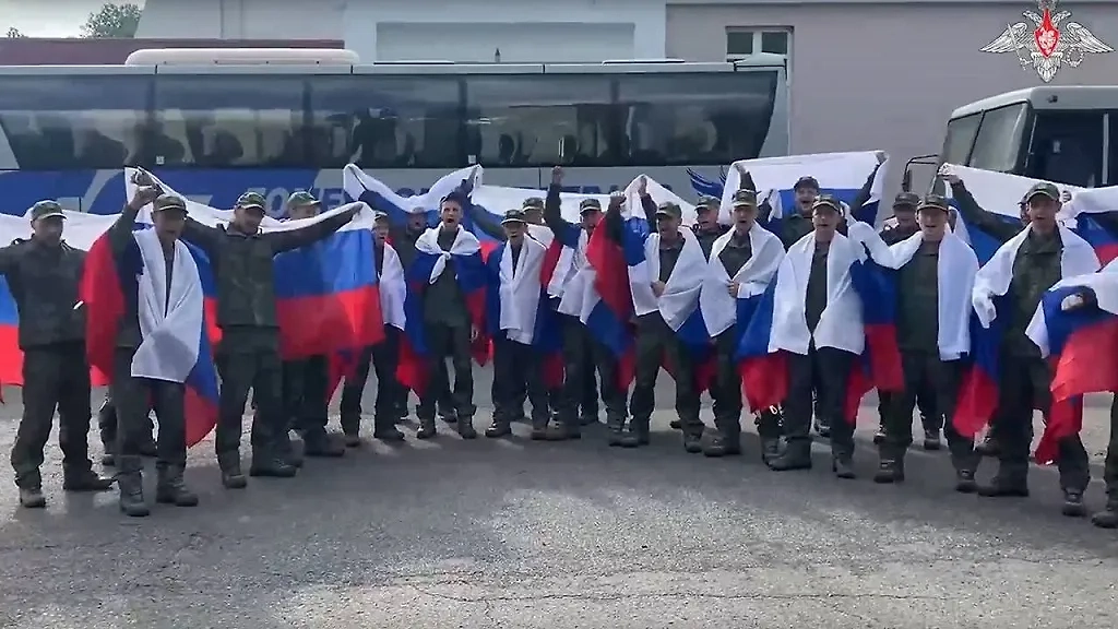 Военнослужащие ВС РФ после возвращения из плена. Обложка © VK / Минобороны России