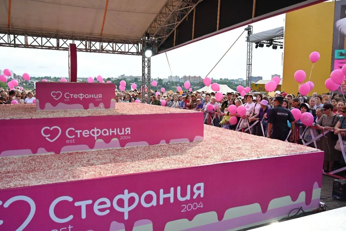В Иркутске приготовили самый большой торт в России. Фото © Telegram/Город Иркутск