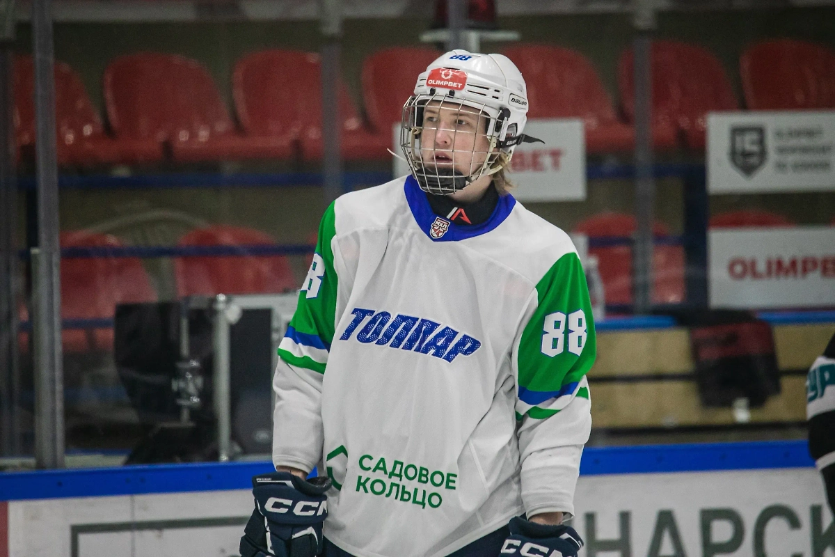 Нападающий Александр Жаровский. Обложка © hcsalavat.ru