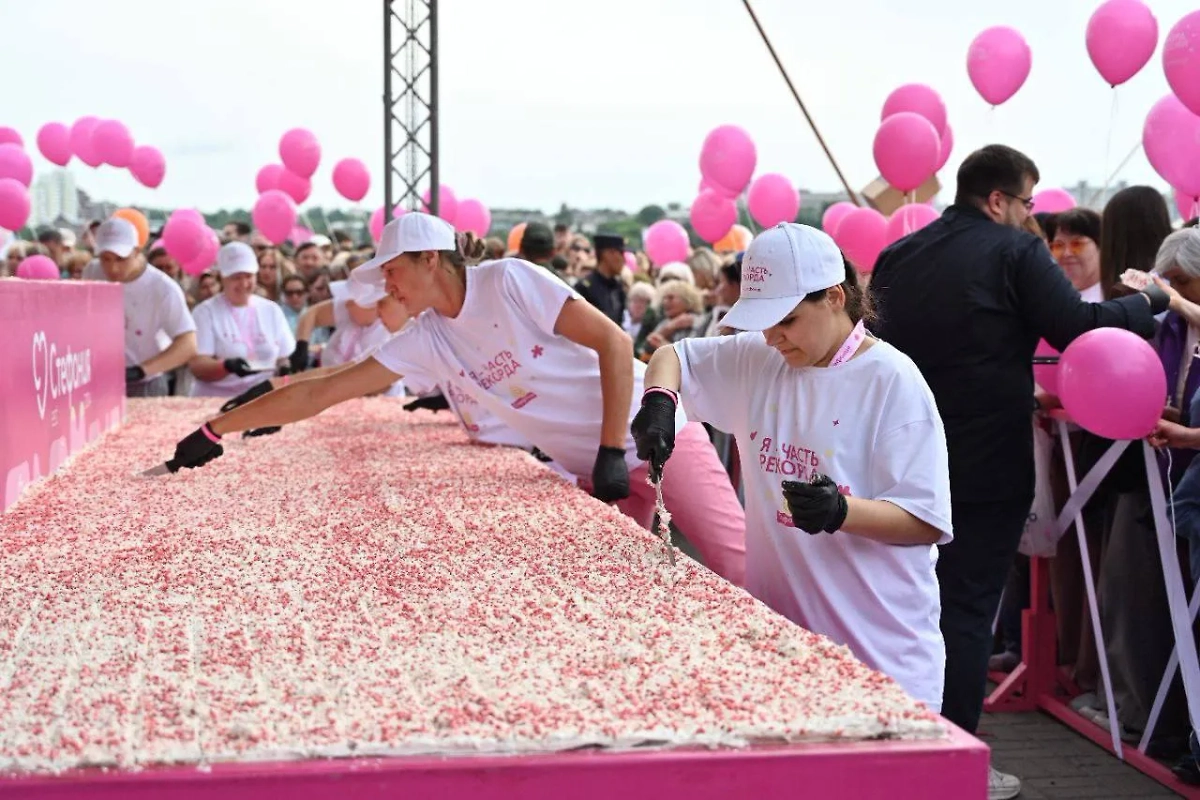 В Иркутске приготовили самый большой торт в России. Фото © Telegram/Город Иркутск