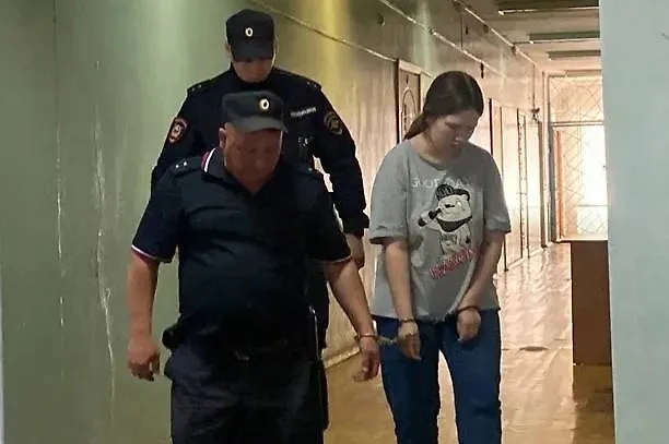 Анастасию Яшенкову доставили в суд. Обложка © URA.ru / Сергей Бодров