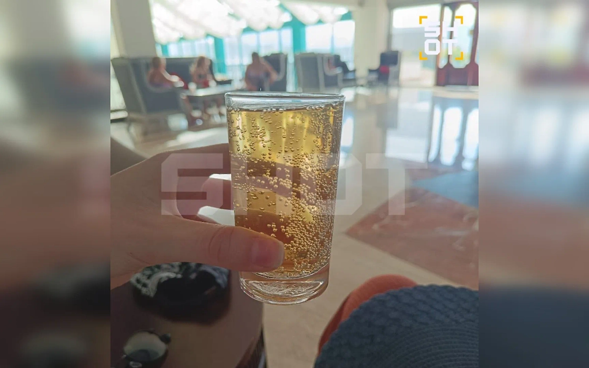 Пиво, которое наливали в египетском отеле. Фото © Telegram / SHOT