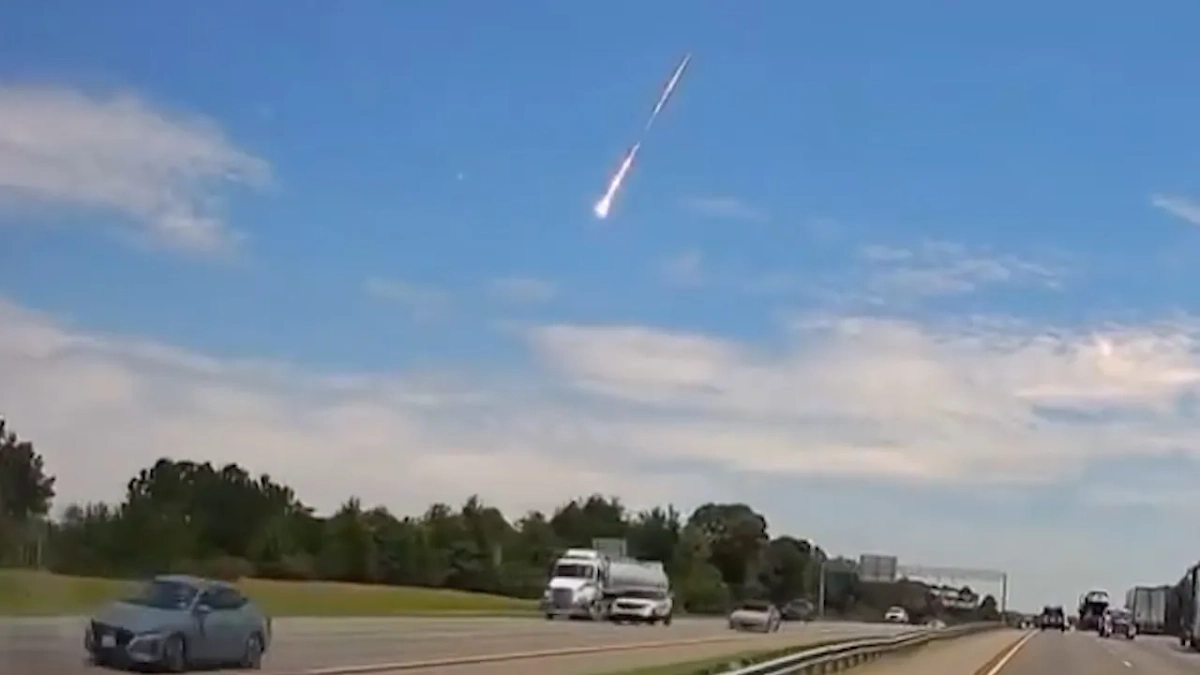 Огненный шар над США. Обложка © Facebook (соцсеть запрещена в РФ; принадлежит корпорации Meta, которая признана в РФ экстремистской) / Кэтрин Роуз Фарр