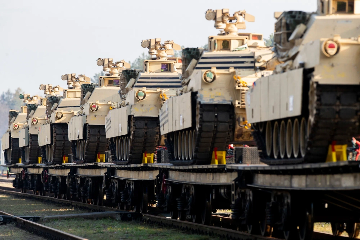 Танки Abrams. Обложка © Shutterstock / FOTODOM / Karolis Kavolelis