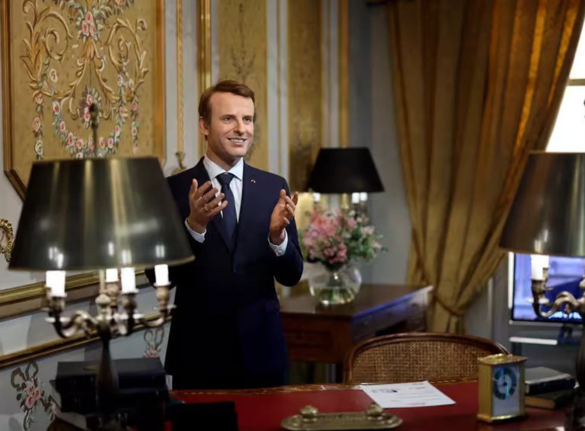 Статуя Макрона в музее. Обложка © Х / RibereF