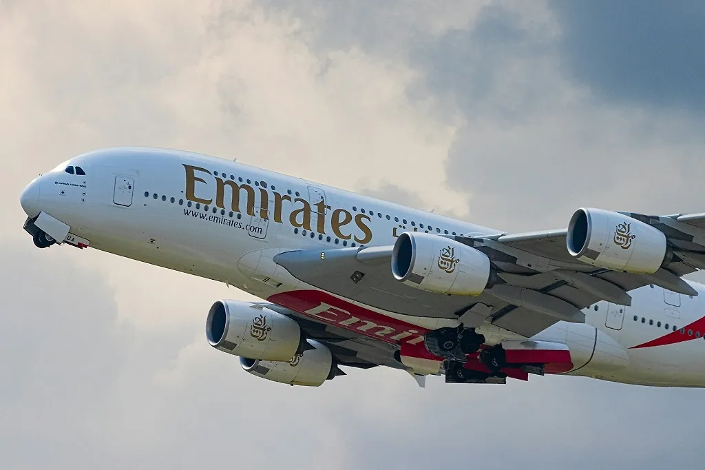 Самолёт Emirates. Обложка © unsplash.com / Fabian Joy