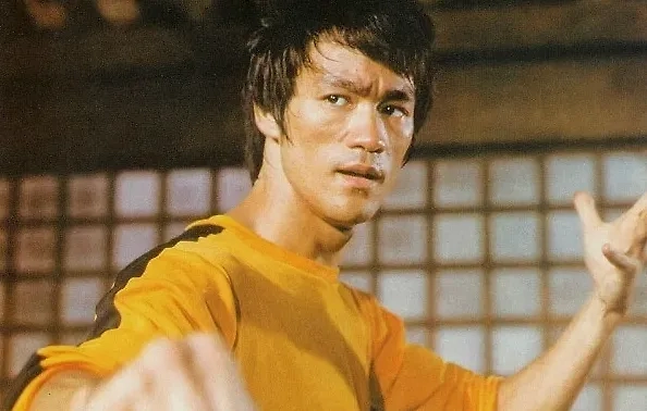 Каратист и актёр Брюс Ли. Фото © Кадр из фильма «Игра смерти», режиссёры Роберт Клауз, Брюс Ли, сценаристы Роберт Клауз, Брюс Ли / Kinopoisk