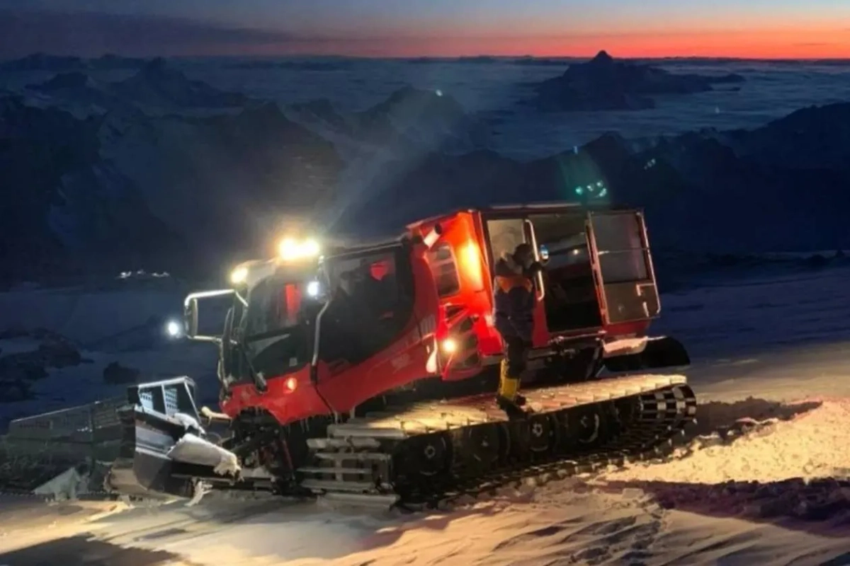 Спуск тела туриста с Эльбруса. Обложка © Telegram / МЧС Кабардино-Балкарии