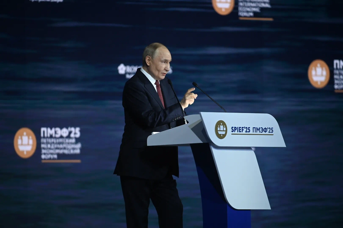 Владимир Путин на ПМЭФ. Обложка © Life.ru