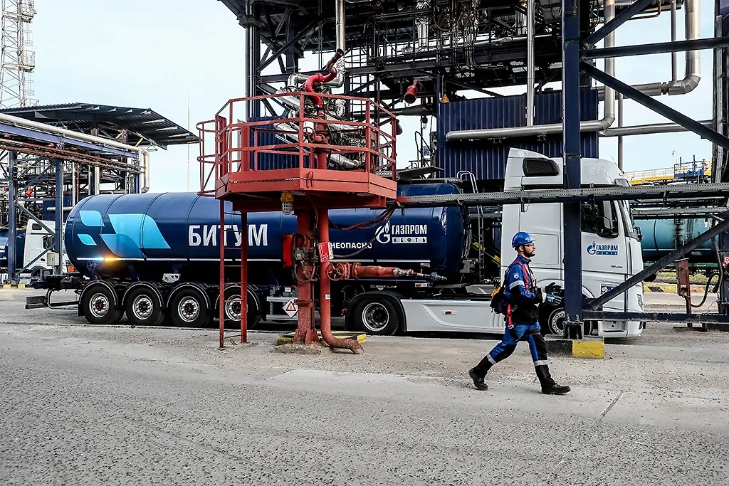 Нефтяная компания производит свыше 300 видов битумных материалов для дорожного строительства. Обложка © ТАСС / Гавриил Григоров