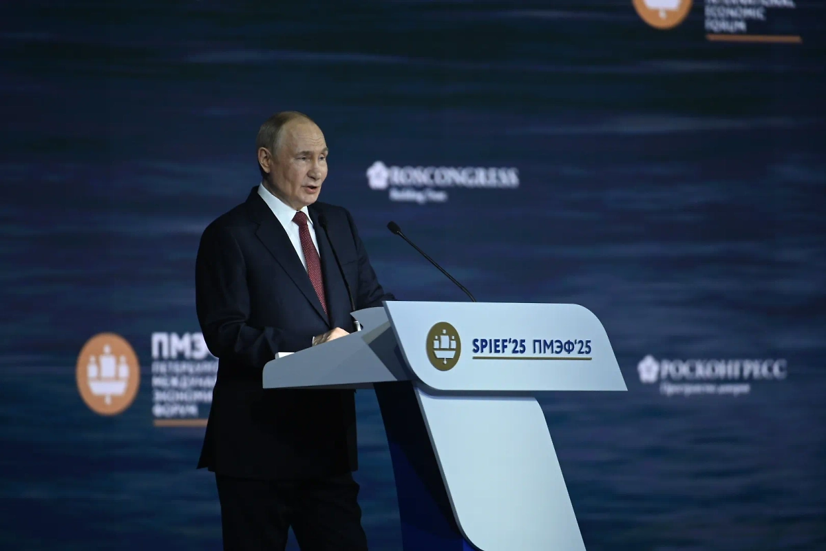 Владимир Путин на ПМЭФ. Обложка © Life.ru