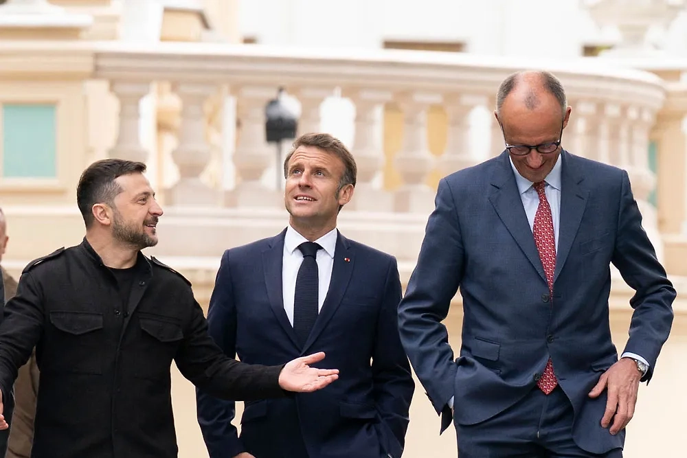 Астролог Александр Зараев считает, что Макрон, Мерц и Зеленский завершат карьеру около 24 июля. Фото © ТАСС / АР / Stefan Rousseau