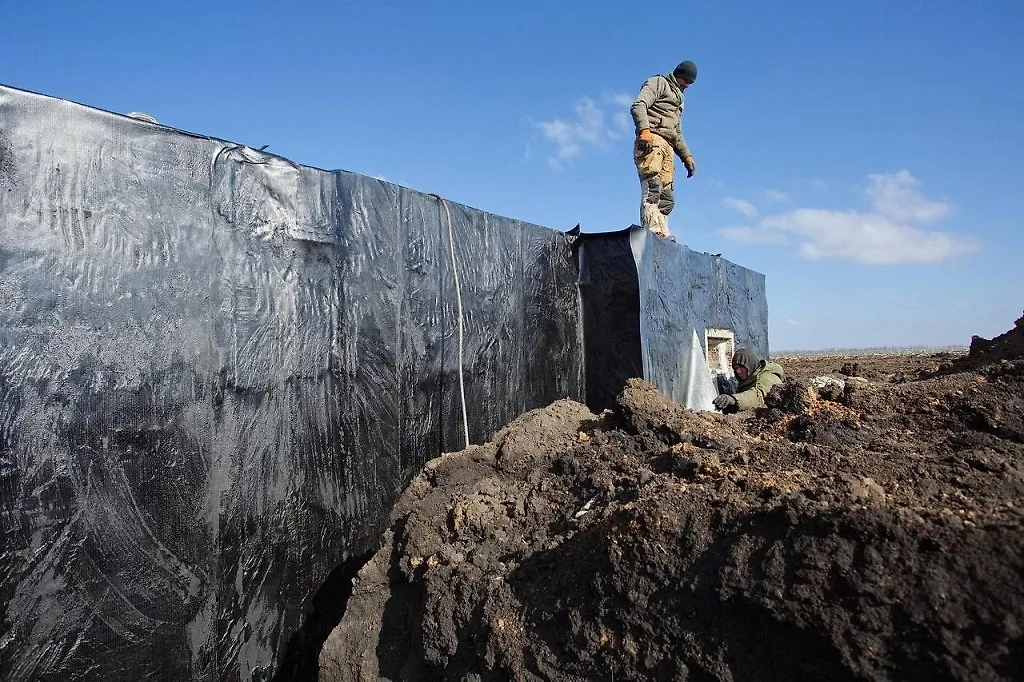 Строительство оборонительных сооружений на Украине. Обложка © kmu.gov.ua