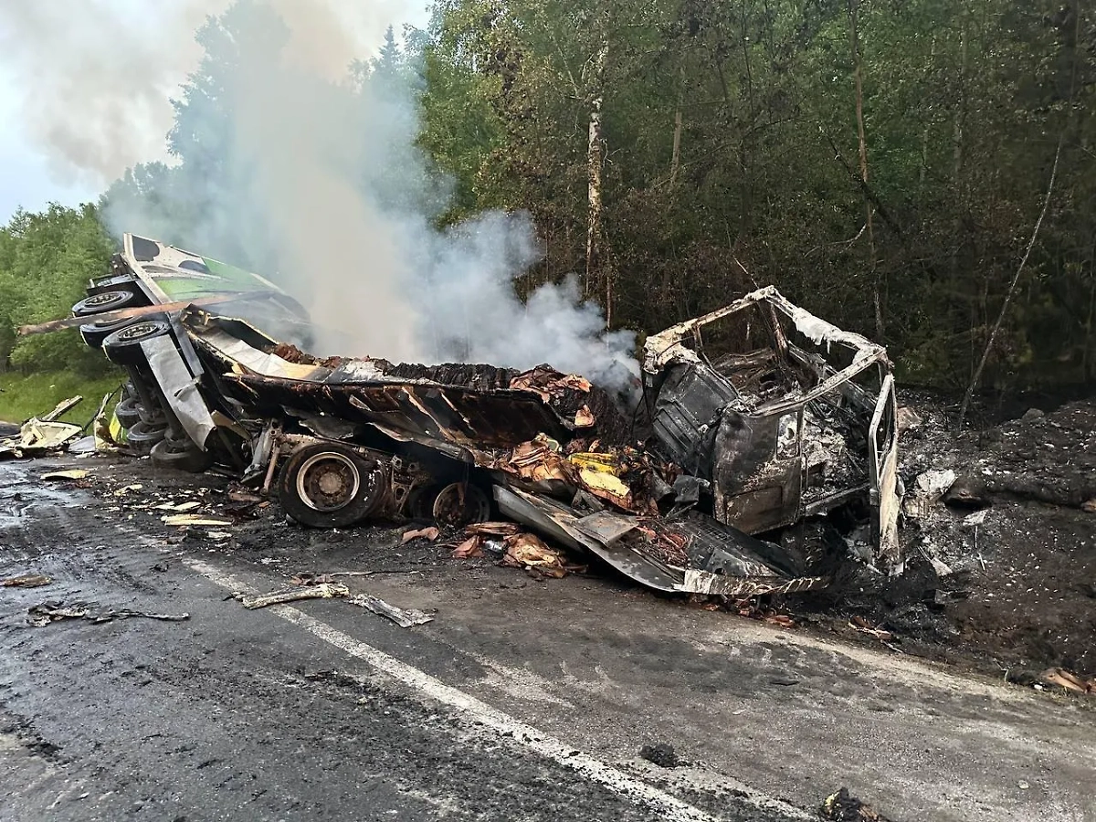 Последствия ДТП на трассе «Байкал» в Иркутской области. Фото © Telegram / ГОСАВТОИНСПЕКЦИЯ38
