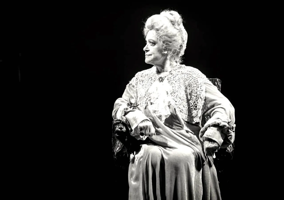 Валентина Талызина на сцене театра. Обложка © Театр Моссовета