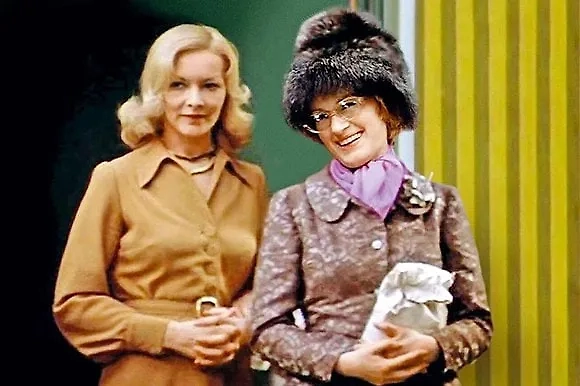 Брыльска и Талызина. Кадр из фильма. Обложка © Ирония судьбы, или С легким паром! (ТВ, 1975). Реж. Эльдар Рязанов, сцен. Эмиль Брагинский, Эльдар Рязанов/kinopoisk