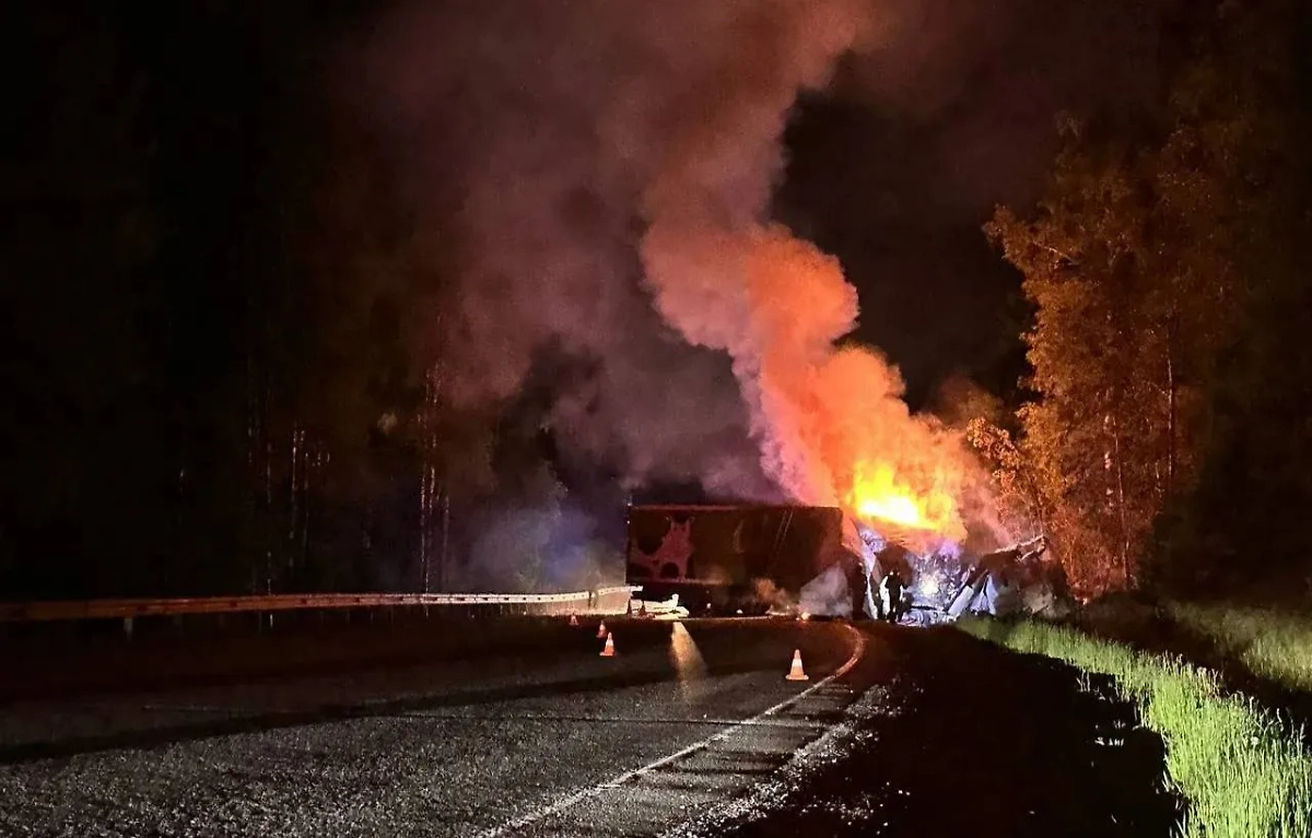 Последствия ДТП на трассе «Байкал» в Иркутской области. Обложка © Telegram / ГОСАВТОИНСПЕКЦИЯ38