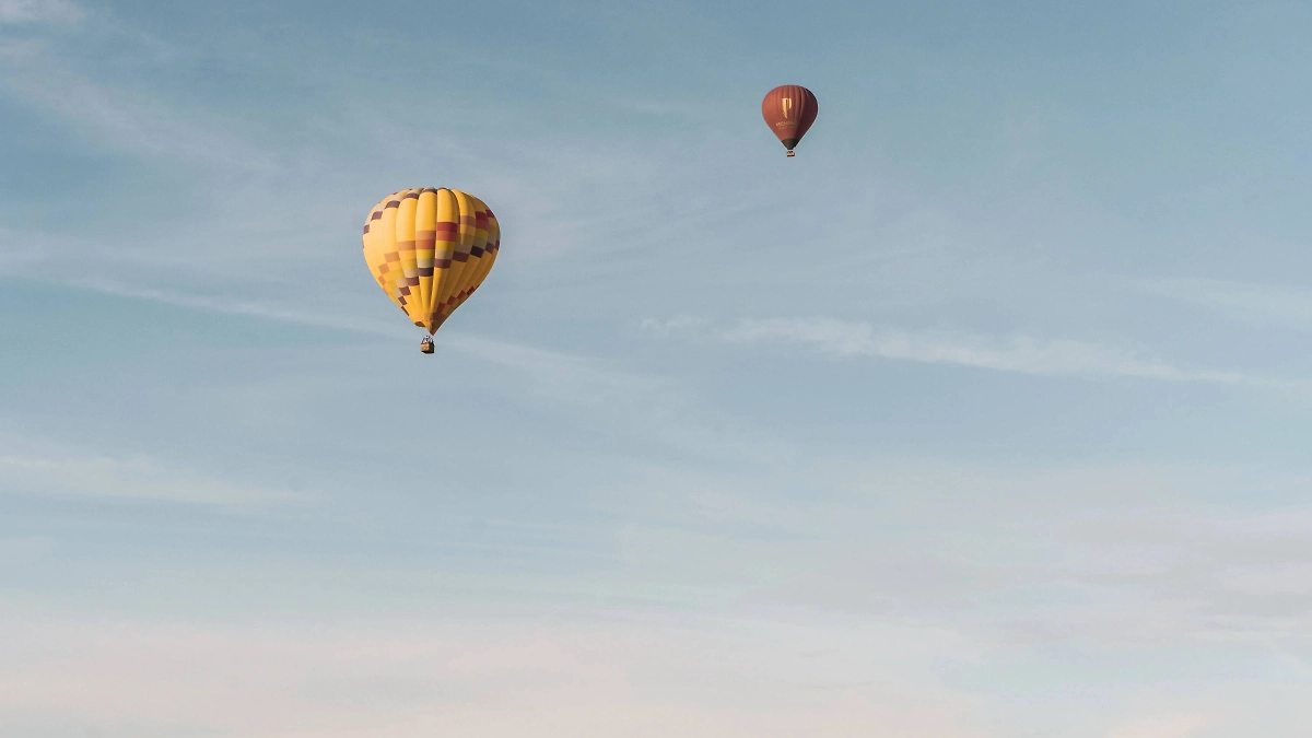 В Бразилии воздушный шар с пассажирами загорелся в воздухе. Обложка © freepik/wirestock