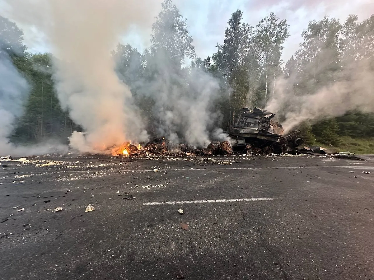 Последствия ДТП на трассе «Байкал» в Иркутской области. Фото © Telegram / ГОСАВТОИНСПЕКЦИЯ38