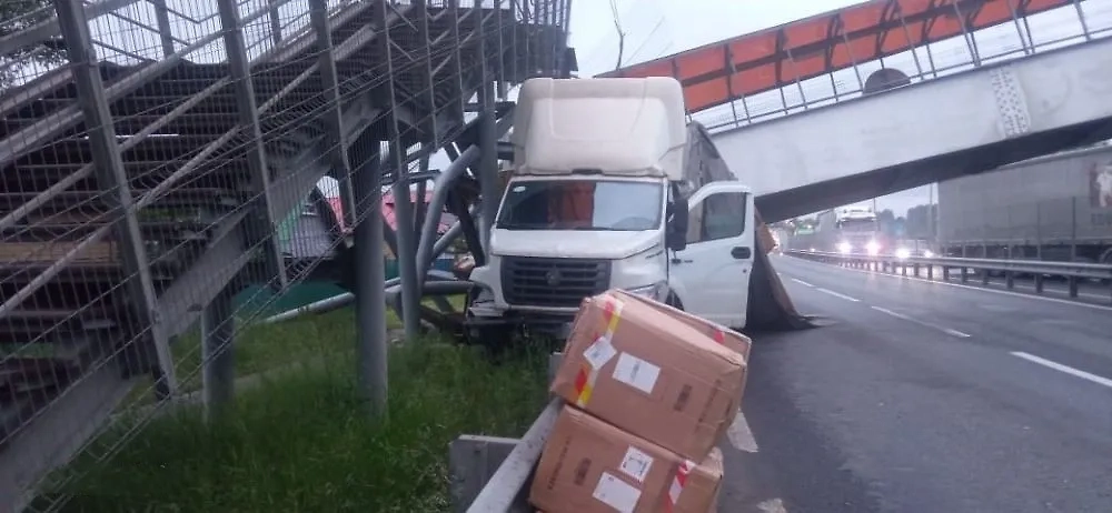 Грузовик врезался в опоры. Фото © VK / УМВД России по Владимирской области