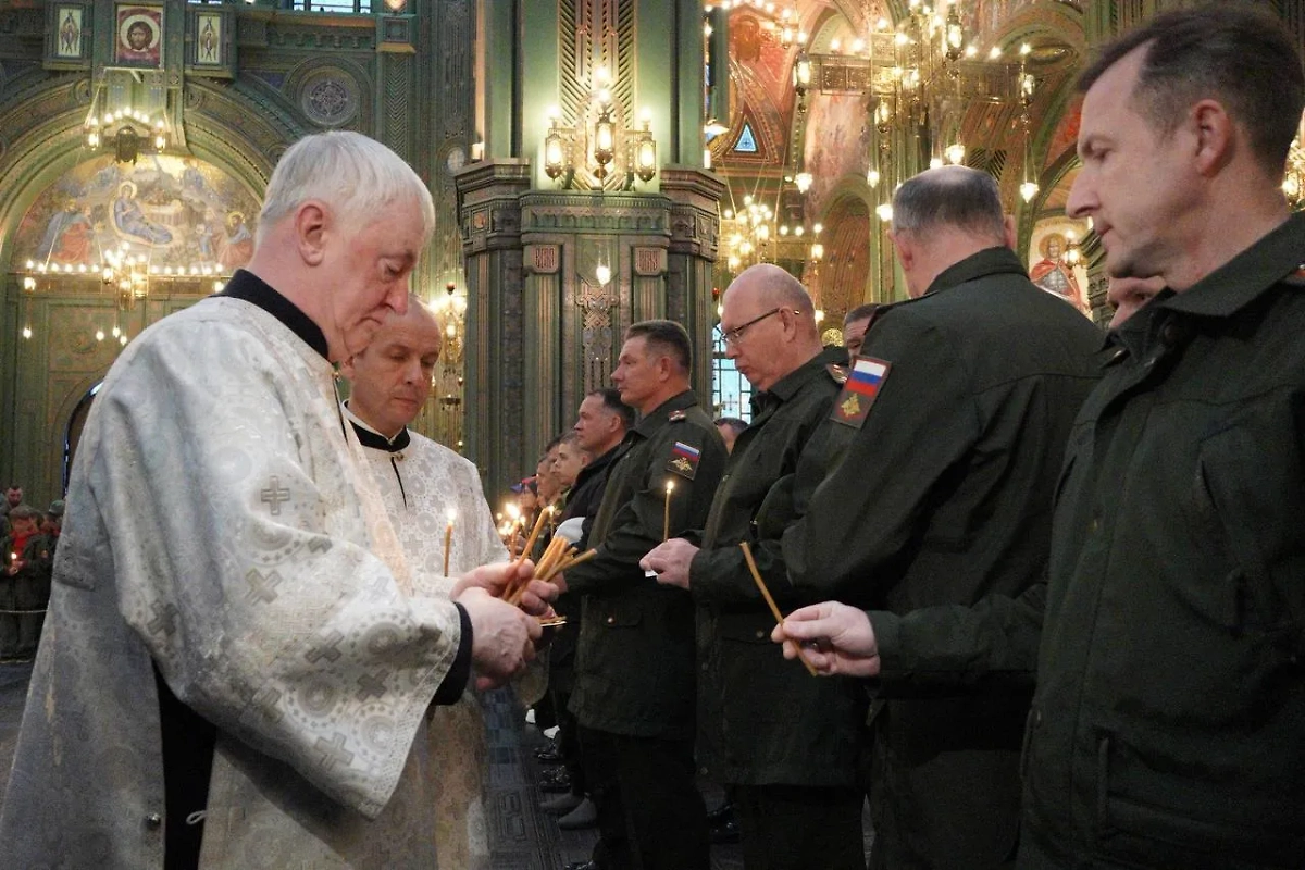 В День памяти и скорби у стен Главного храма Вооруженных Сил Российской Федерации в Подмосковье зажгли 1418 свечей. Обложка © Telegram / Минобороны России