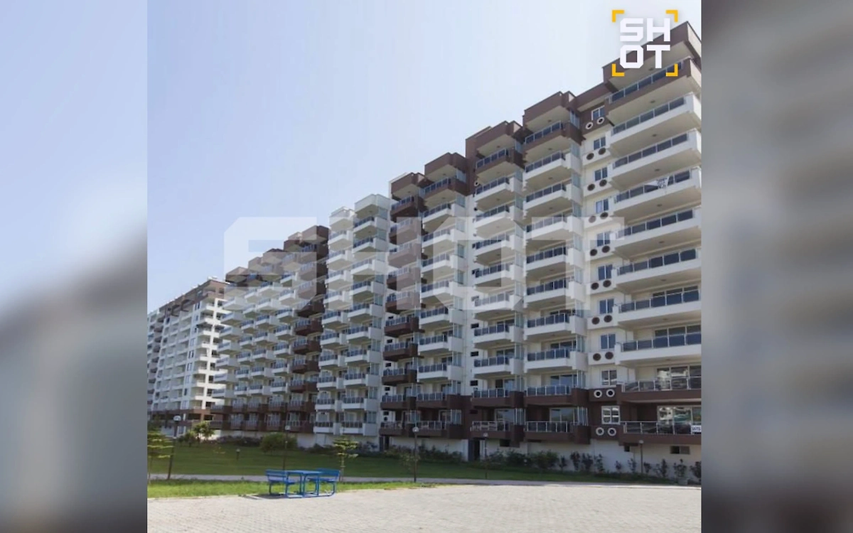 Дом, с 8-го этажа которого выпала россиянка. Фото © Telegram / SHOT