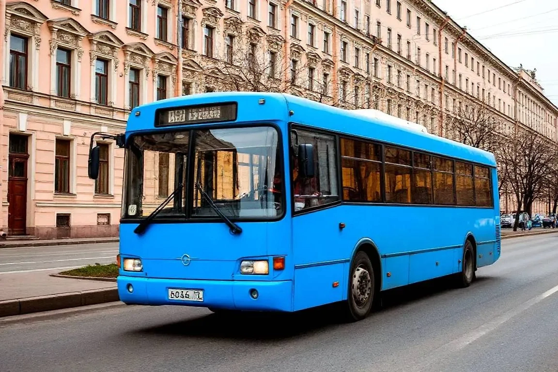 Автобус. Обложка © Шедеврум / Life.ru