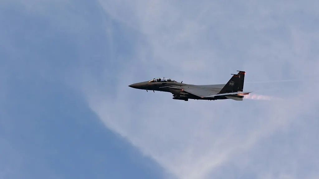 Американский военный выполнял полёт на F-15. Обложка © unsplash.com / Bing Hui Yau
