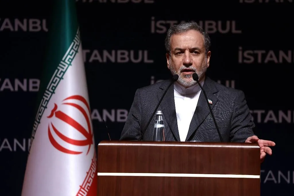 Выступление Аббаса Аракчи в Стамбуле. Обложка © ТАСС / EPA / ERDEM SAHIN