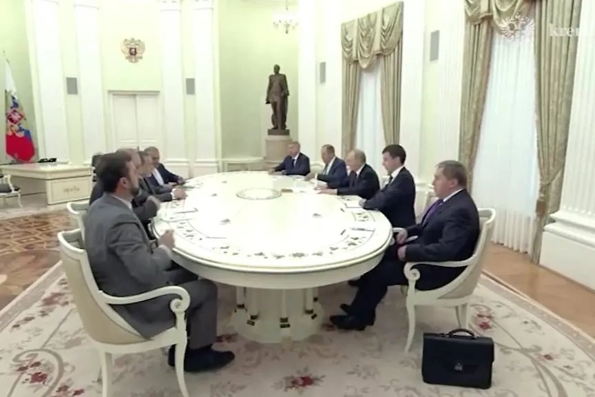 Владимир Путин и Аббас Аракчи. Обложка © Telegram / Кремль. Новости