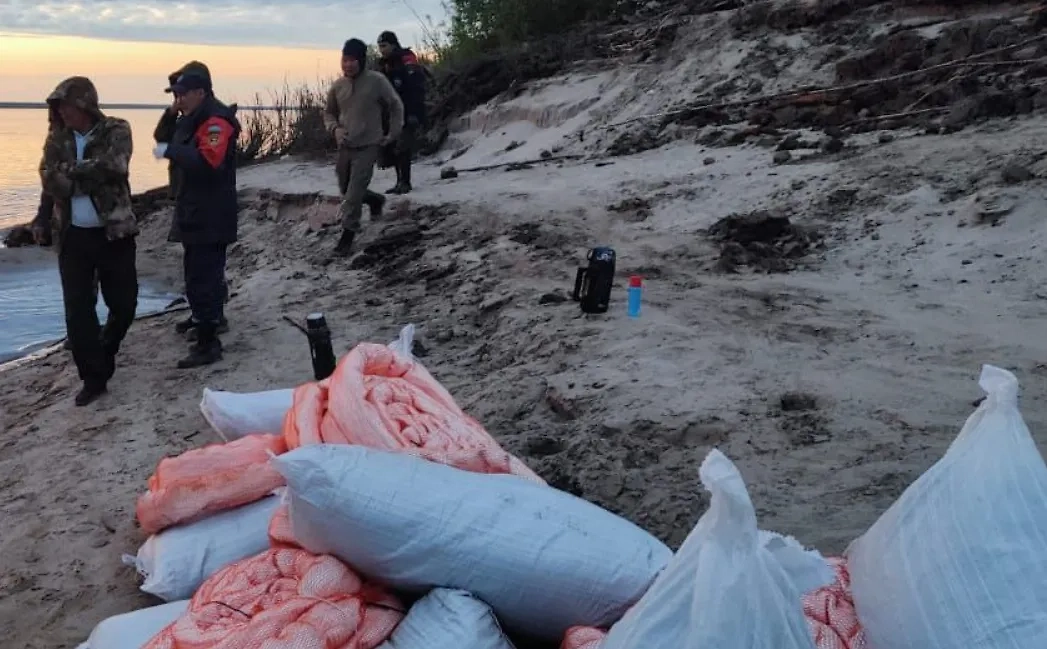 Спасатели очистили от нефти реку Вилюй в Якутии. Обложка © Telegram / Служба спасения Якутии