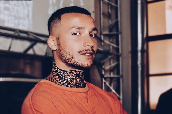 Солист группы Quest Pistols Show Иван Криштофоренко. Обложка © VK / VA.NO