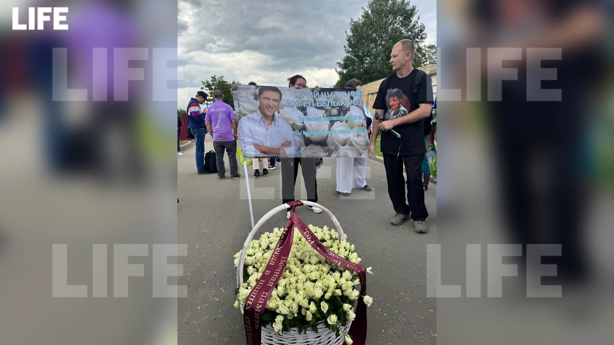 Поклонники Шатунова собрались в Москве на Троекуровском кладбище почтить память. Фото © Life.ru