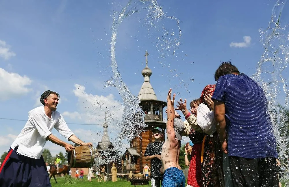Ярило Мокрый — время ритуалов с водой, огнём и с тем и другим одновременно. Фото © ТАСС / Евгений Софийчук