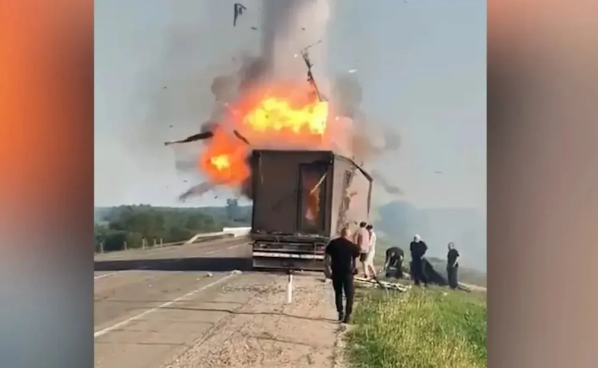 Фура с дронами, которая взорвалась на трассе «Чита — Хабаровск». Обложка © SHOT