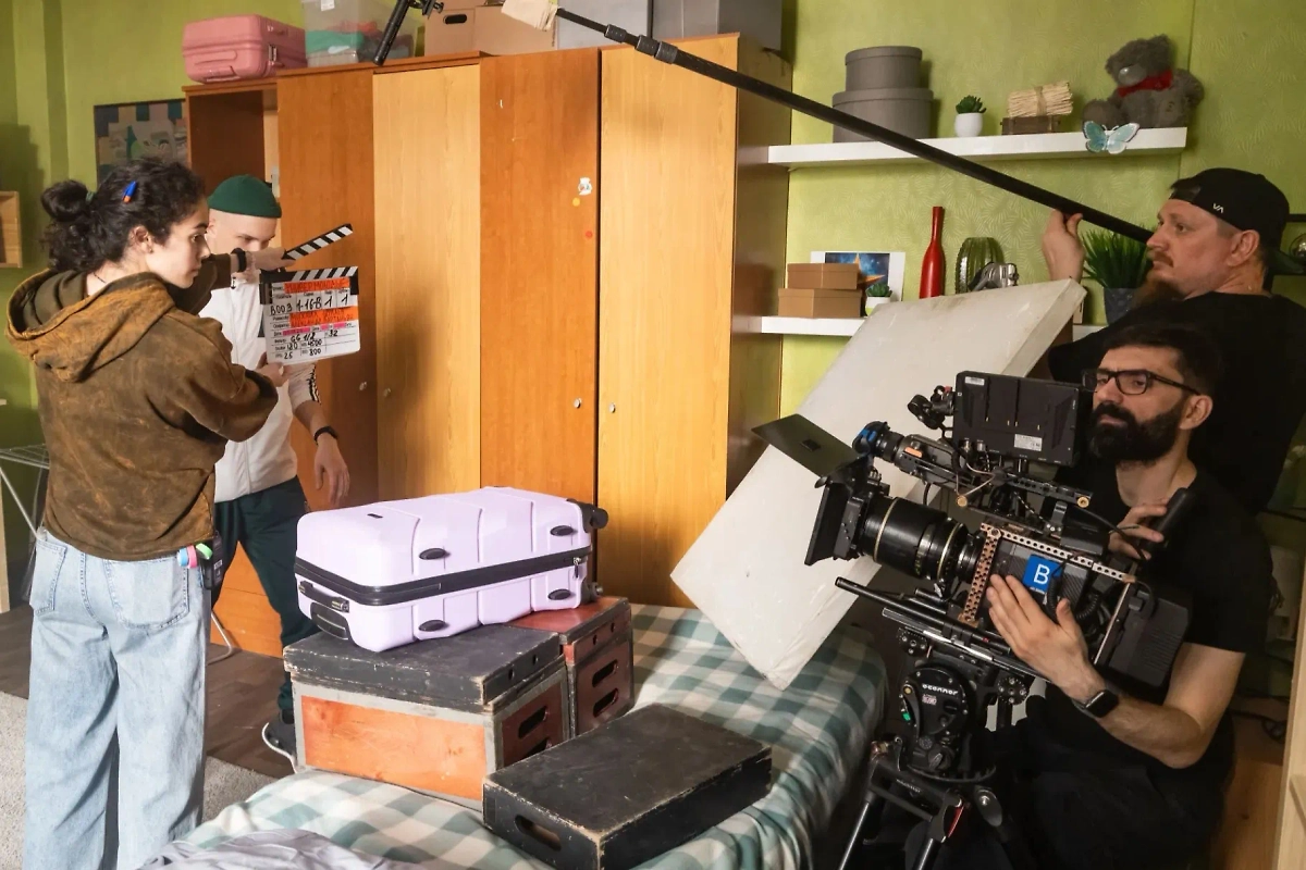 «Универ. Молодые» 2025: сюжет и интересные факты. Фото © «Универ. Молодые» (сериал, 2025), режиссёр Михаил Шулаев / Kinopoisk