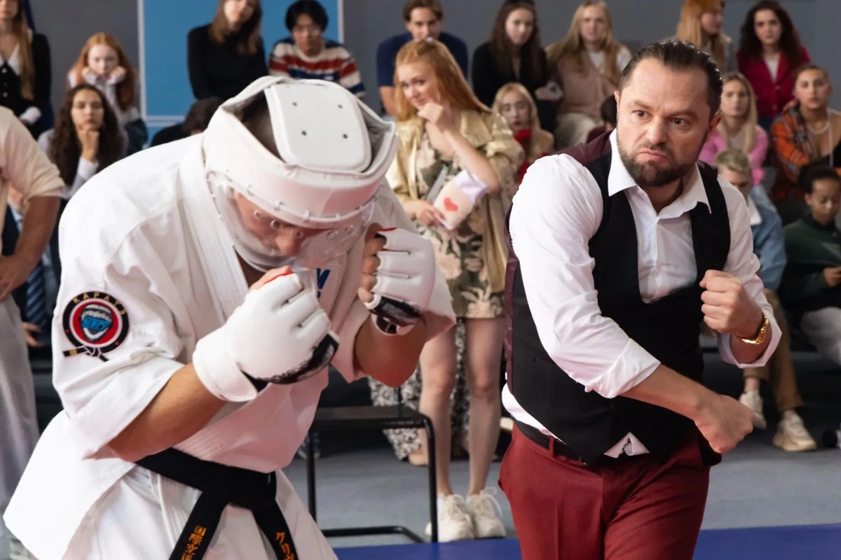 «Универ. Молодые»: дата выхода серий второго сезона 2025. Фото © «Универ. Молодые» (сериал, 2025), режиссёр Михаил Шулаев / Kinopoisk